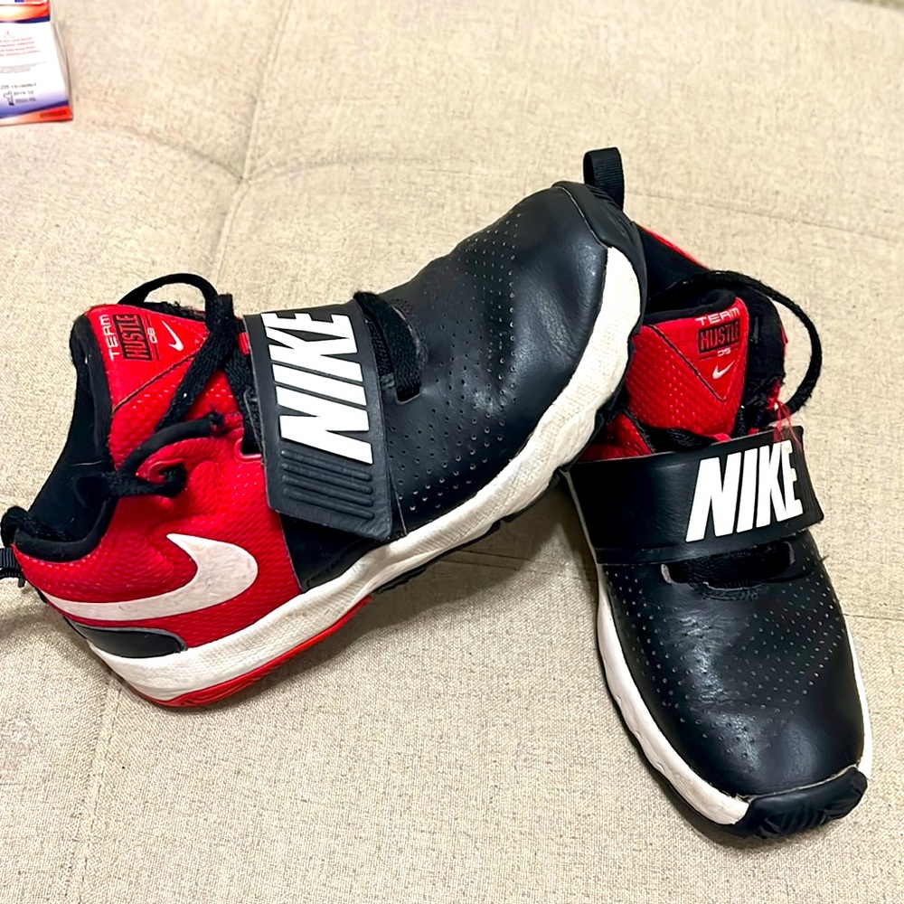 Nike Team Hustle shoes